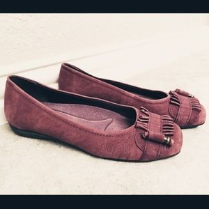 Trotters Pink Mauve Suede Ruffle Flats Slip On Shoes Woman's Size 9 W Wide EUC